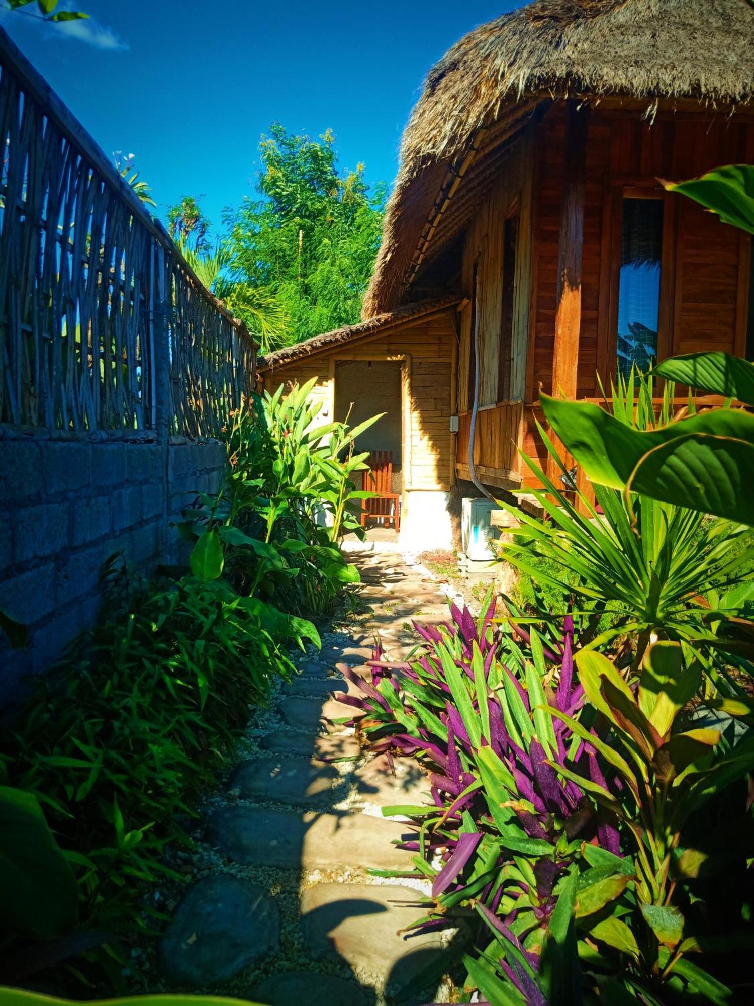 Umah Kayu 2-Menjangan Homestay バニュウェダン エクステリア 写真