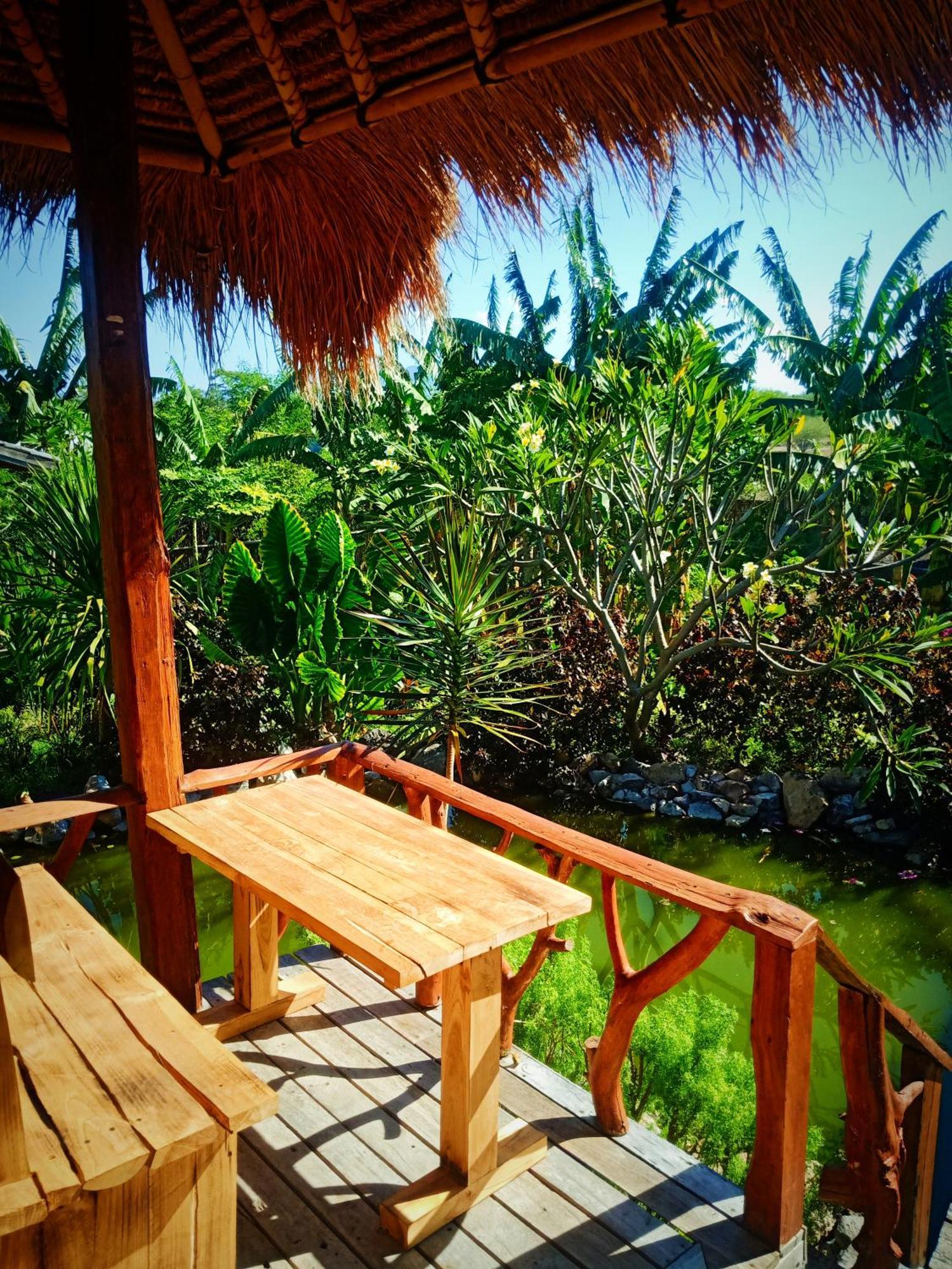 Umah Kayu 2-Menjangan Homestay バニュウェダン エクステリア 写真