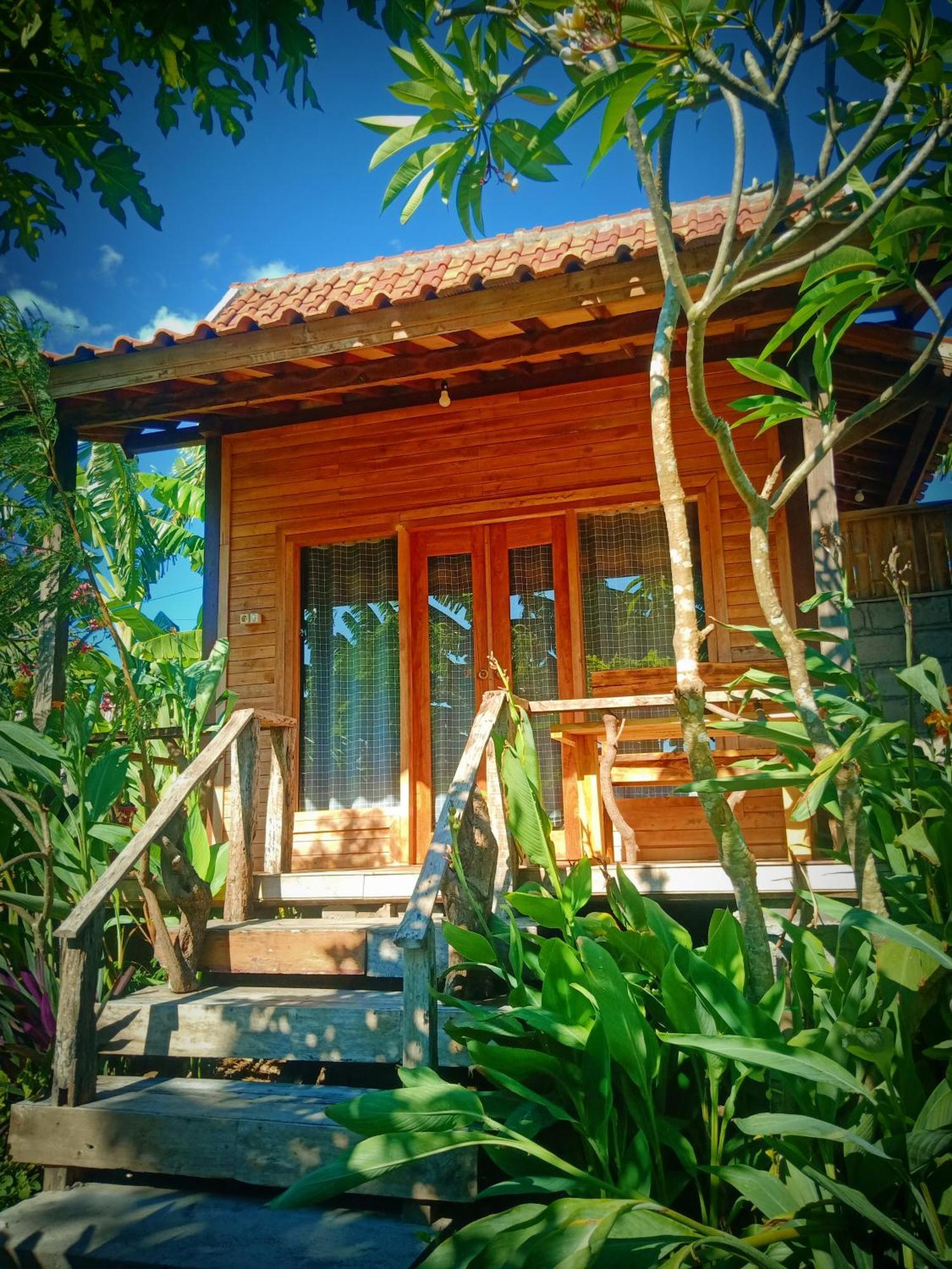Umah Kayu 2-Menjangan Homestay バニュウェダン エクステリア 写真