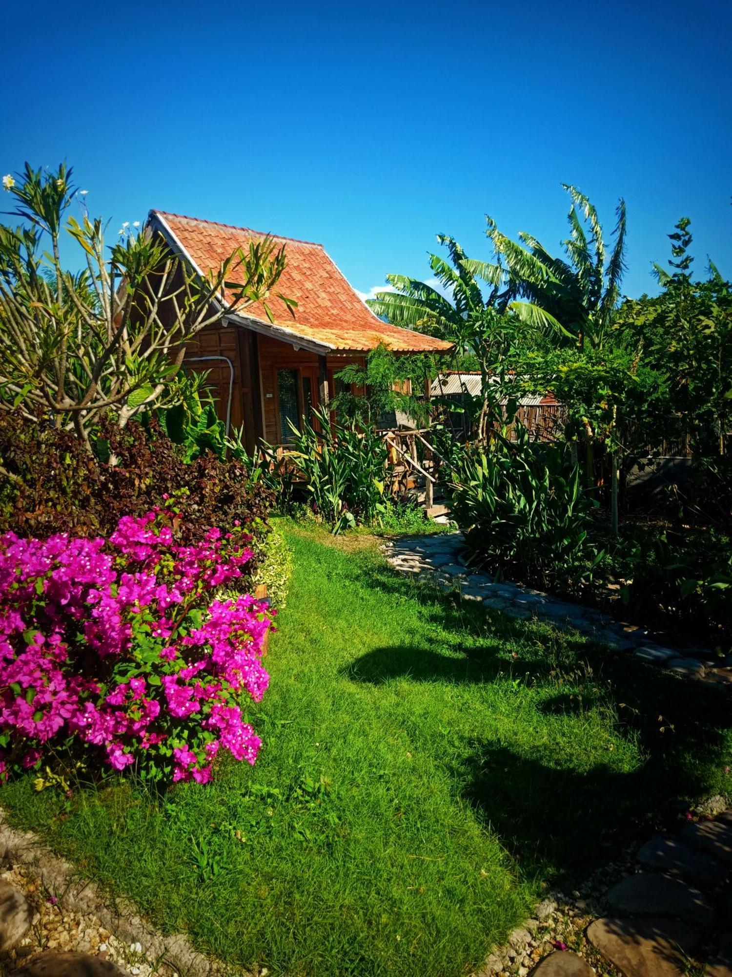 Umah Kayu 2-Menjangan Homestay バニュウェダン エクステリア 写真