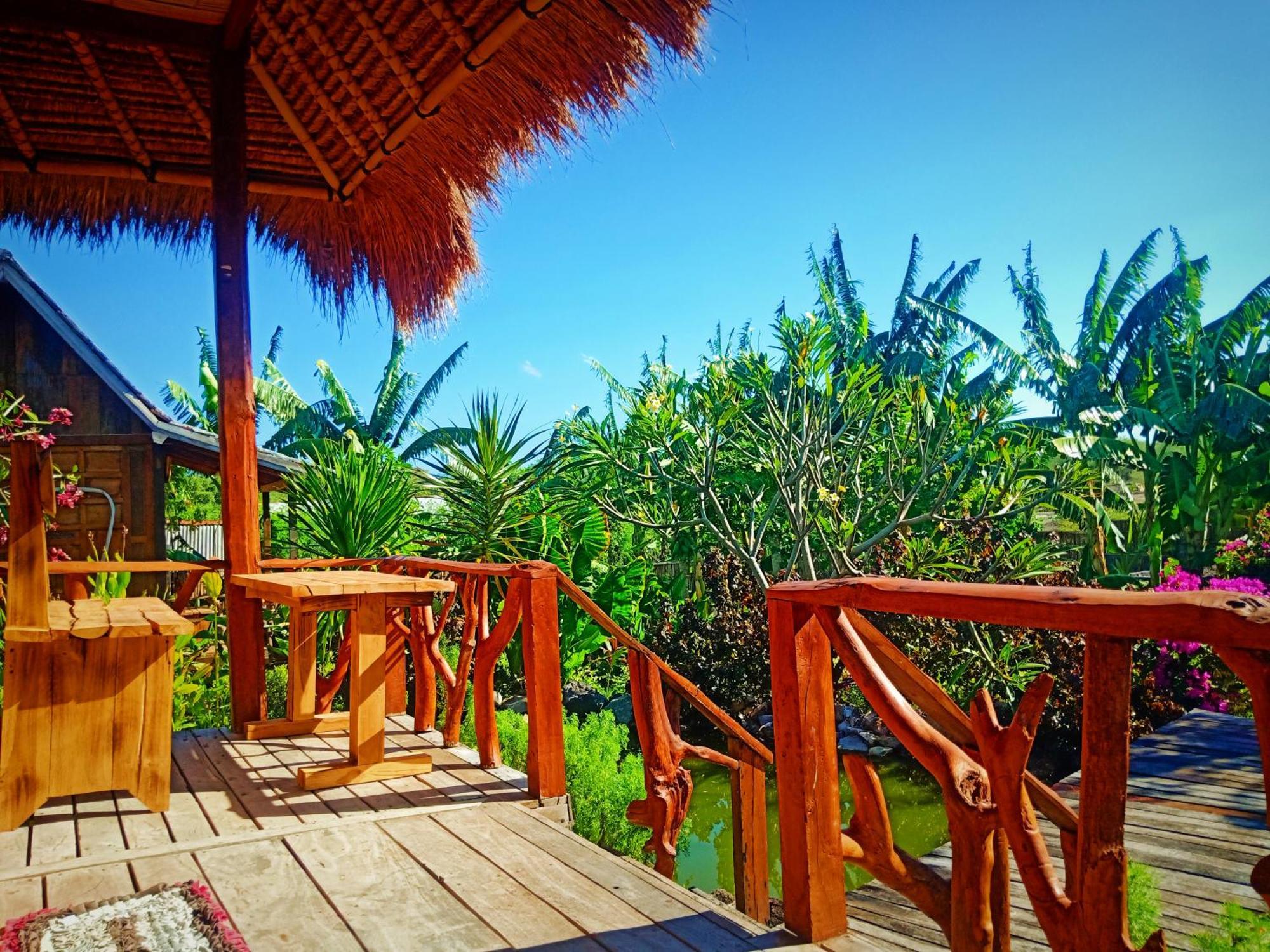 Umah Kayu 2-Menjangan Homestay バニュウェダン エクステリア 写真