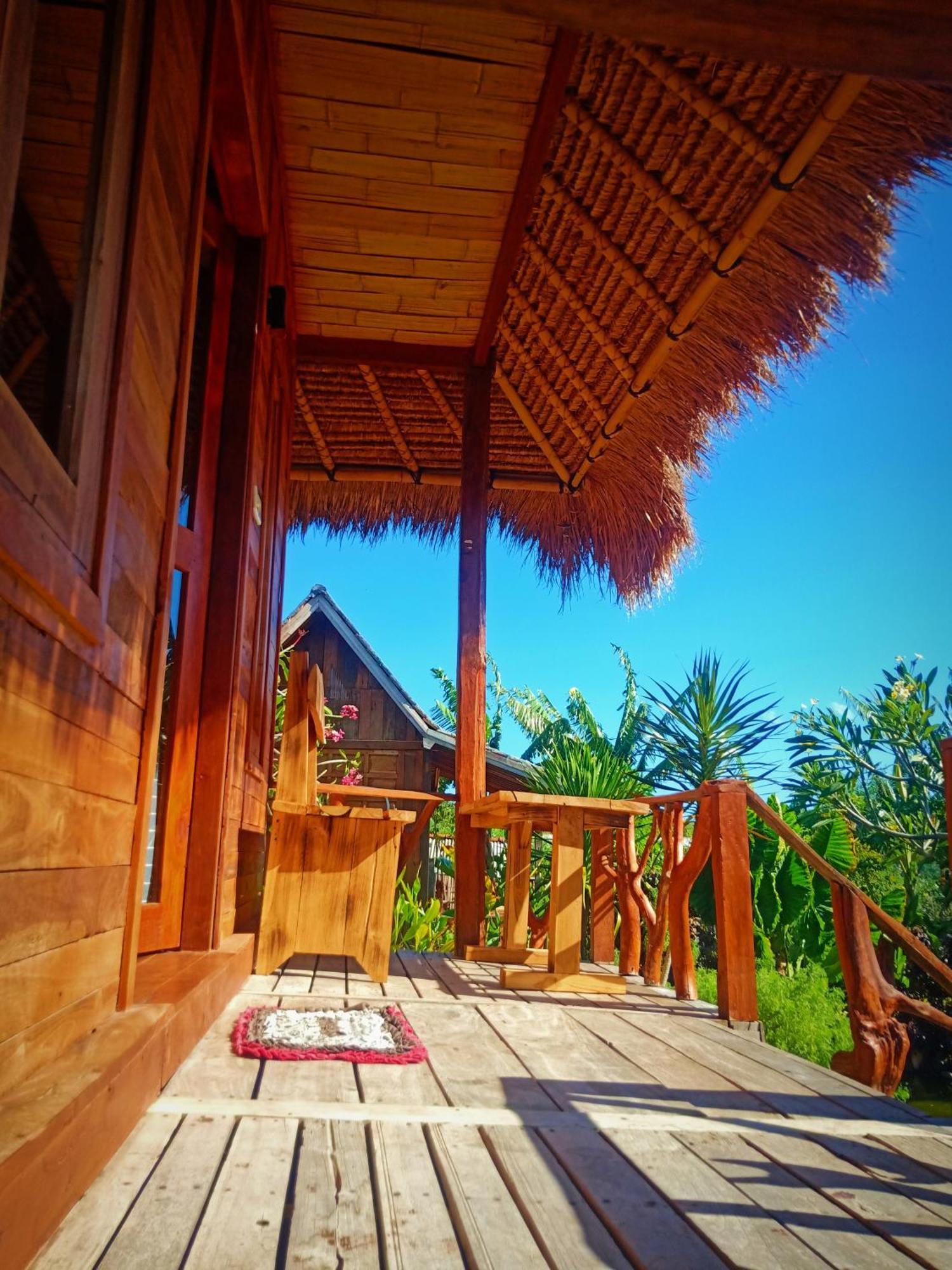 Umah Kayu 2-Menjangan Homestay バニュウェダン エクステリア 写真